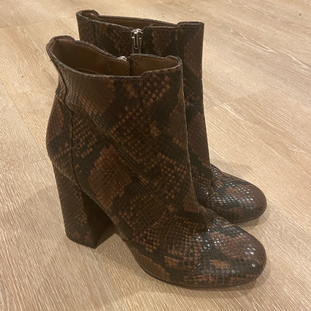 Reposhing these gorgeous Steve Madden boots